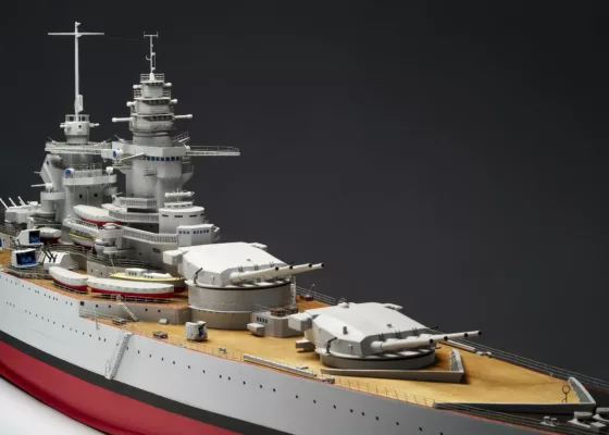 Détail d'une maquette du cuirassé Jean Bart exposée à l'Écomusée de Saint-Nazaire.