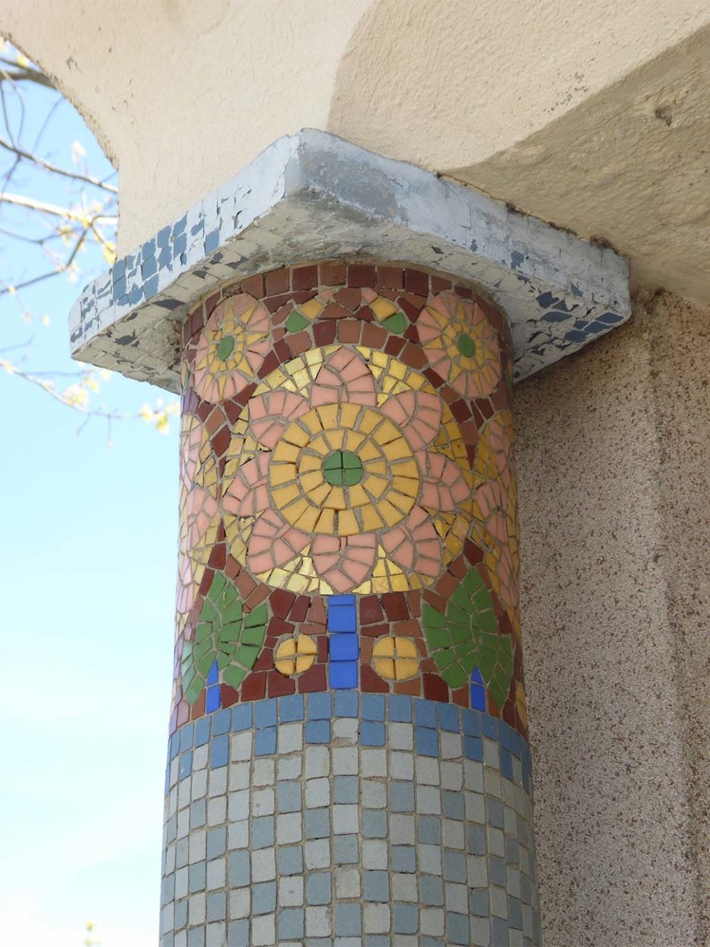 Photographie d'un chapiteau d'une colonne d'un monument funéraire du cimetière de Toutes-Aides