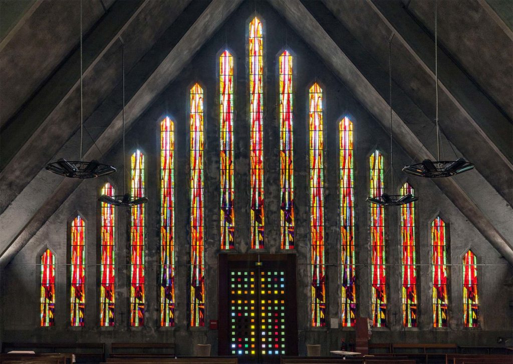 Vitraux de la façade de l'église Saint-Gohard.
