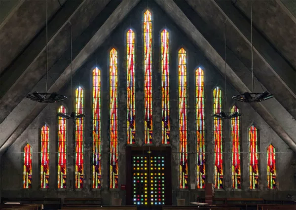 Photographe : Yves Guillotin, Région des Pays de la Loire, Inventaire général Vitraux de la façade de l'église Saint-Gohard.