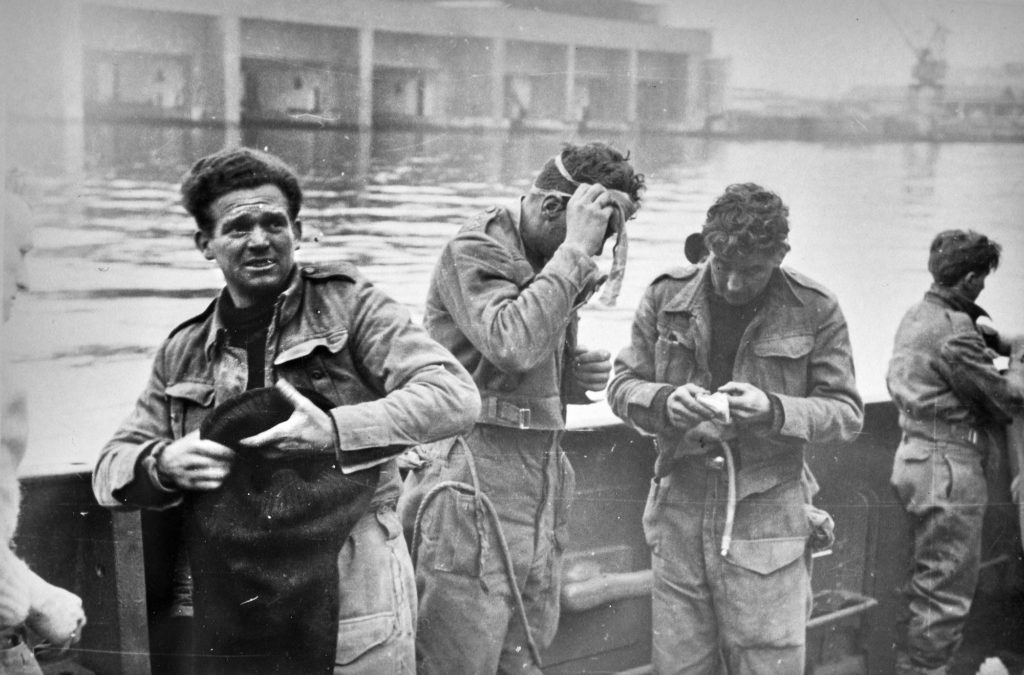 Des soldats britanniques faits prisonniers sont réunis à bord d'un navire dans le bassin de Saint-Nazaire.