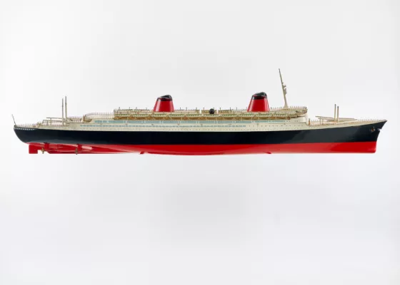 Maquettiste inconnu (Atelier du bassin d’essai des carènes). Collection Saint-Nazaire Agglomération Tourisme – Écomusée. Cliché : Jean-Claude Lemée Maquette du paquebot France (1962) pour le bassin d'essais de carène.