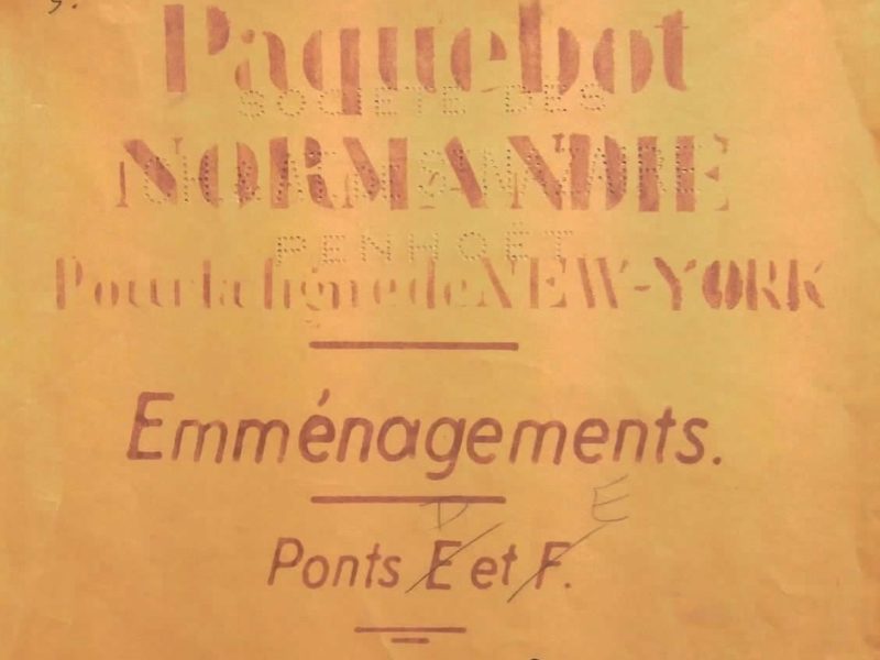 Détail. Auteur : Société des Chantiers et Ateliers de Saint-Nazaire Penhoët. Collection Saint-Nazaire Agglomération Tourisme - Écomusée. Détail de la couverture du plan des emménagements du paquebot Normandie (1935).