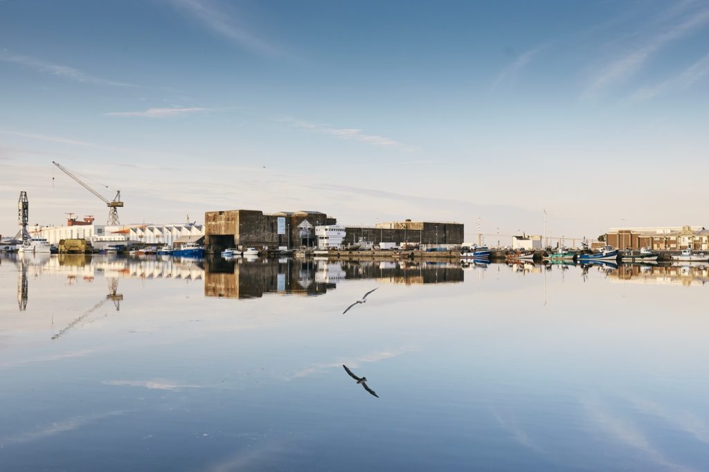 Vue panoramique sur le bassin de Saint-Nazaire, le port et l'écluse fortifiée.