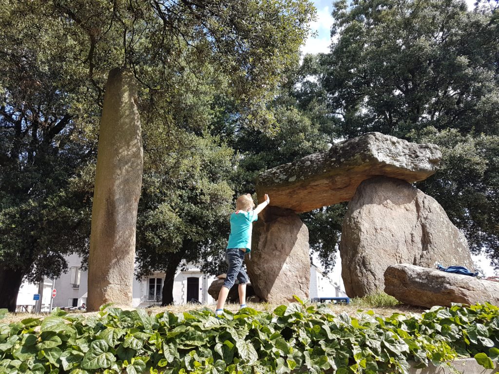 Enfant devant le dolmen des trois pierres et le menhir de Saint-Nazaire.