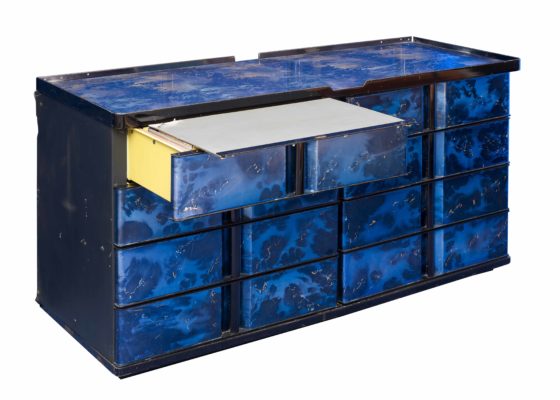 Créateur : Henri Lancel. Fabricant : SA Nusbaumer. Collection Saint-Nazaire Agglomération Tourisme - Écomusée. Cliché Jean-Claude Lemée Commode de cabine première classe de couleur bleue provenant du paquebot France (1962)