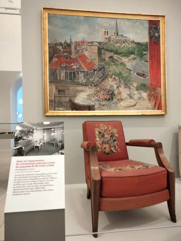 Photographe : Fanny Caullery. © ADAGP, Paris 2024. Peintre : Mathurin Méheut. Décorateur : Baptistin Spade. Vue de l'exposition "Paquebots, à la croisée des arts décoratifs" du Musée Mathurin Méheut.