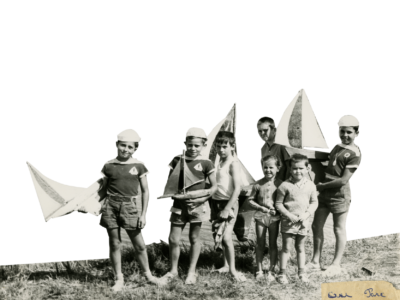 Des enfants présentent leurs maquettes de voiliers devant le lac du parc paysager en 1963.