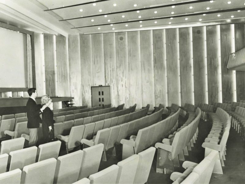 41456_Théâtre paquebot France 1962_Décor Robert Pansart Un couple de passagers regarde le décor du théâtre du paquebot France (1962).