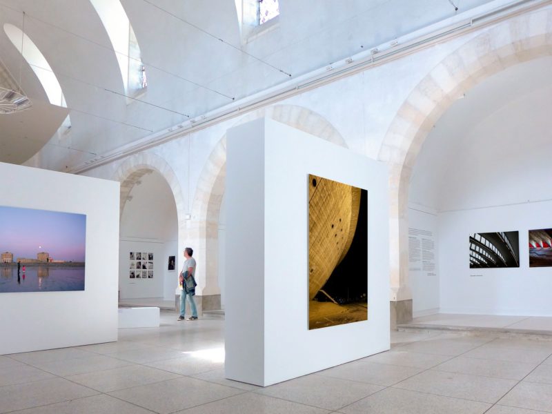 Photographe : L'art à l'ouest Vue de l'exposition "Saint-Nazaire - Le Havre, deux villes de la Reconstruction".