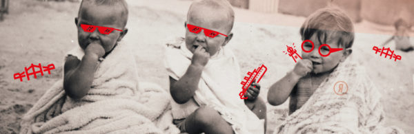 Détail d'une photographie noir et blanc représentant trois bébés assis sur une plage de Saint-Nazaire..