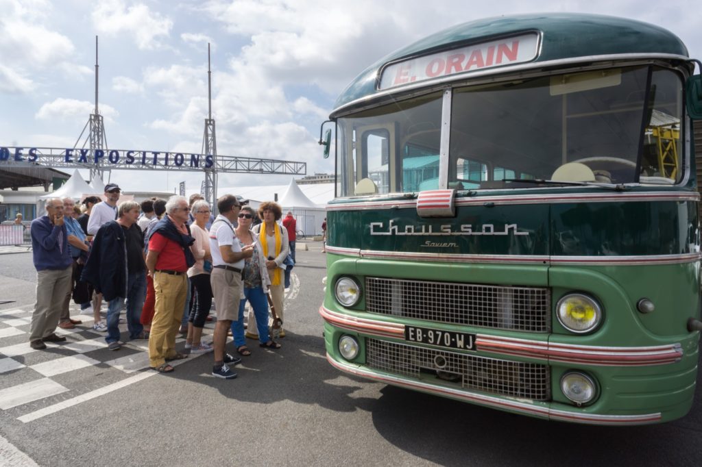 Groupe de visiteurs lors des Journées du patrimoine s'apprêtant à monter dans un bus des années 1950.