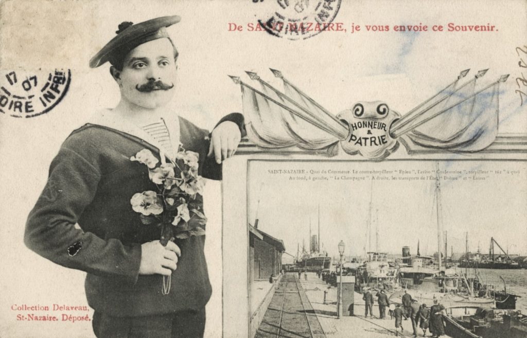 Carte postale ancienne représentant un matelot tenant un bouquet de fleurs et accoudé à une vue du quai du commerce à Saint-Nazaire.