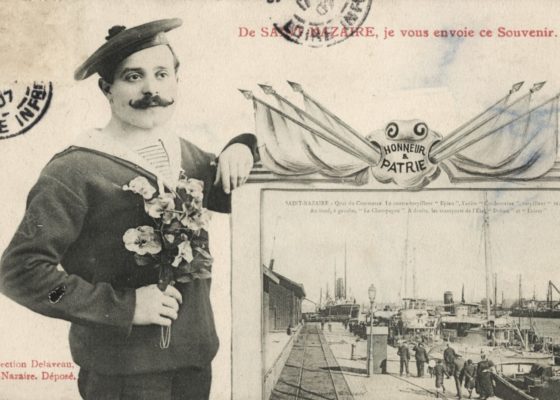 Carte postale ancienne représentant un matelot tenant un bouquet de fleurs et accoudé à une vue du quai du commerce à Saint-Nazaire.