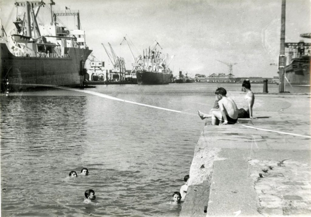 Des enfants se baignent dans le bassin de Penhoët.