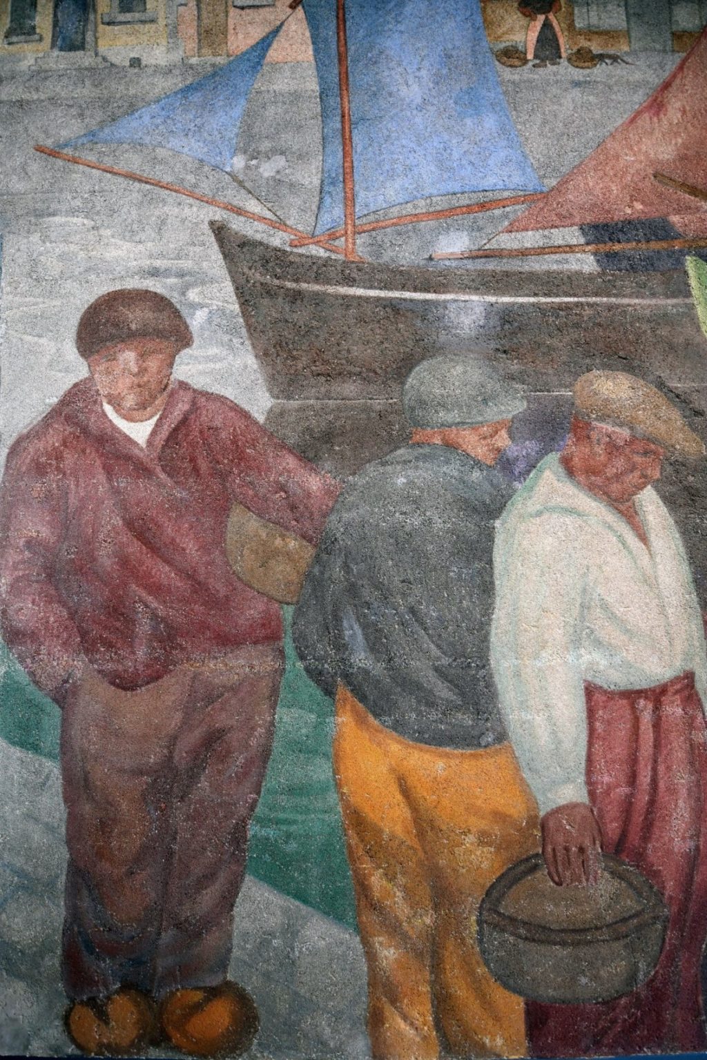 Détail d'une fresque peinte par Madeleine Massonneau représentant trois hommes avec un panier à la main, derrière eux un bateau de pêche.