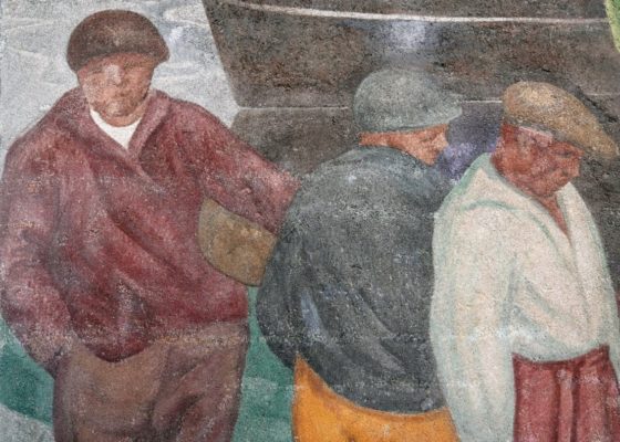 Détail d'une fresque peinte par Madeleine Massonneau représentant trois hommes avec un panier à la main, derrière eux un bateau de pêche.