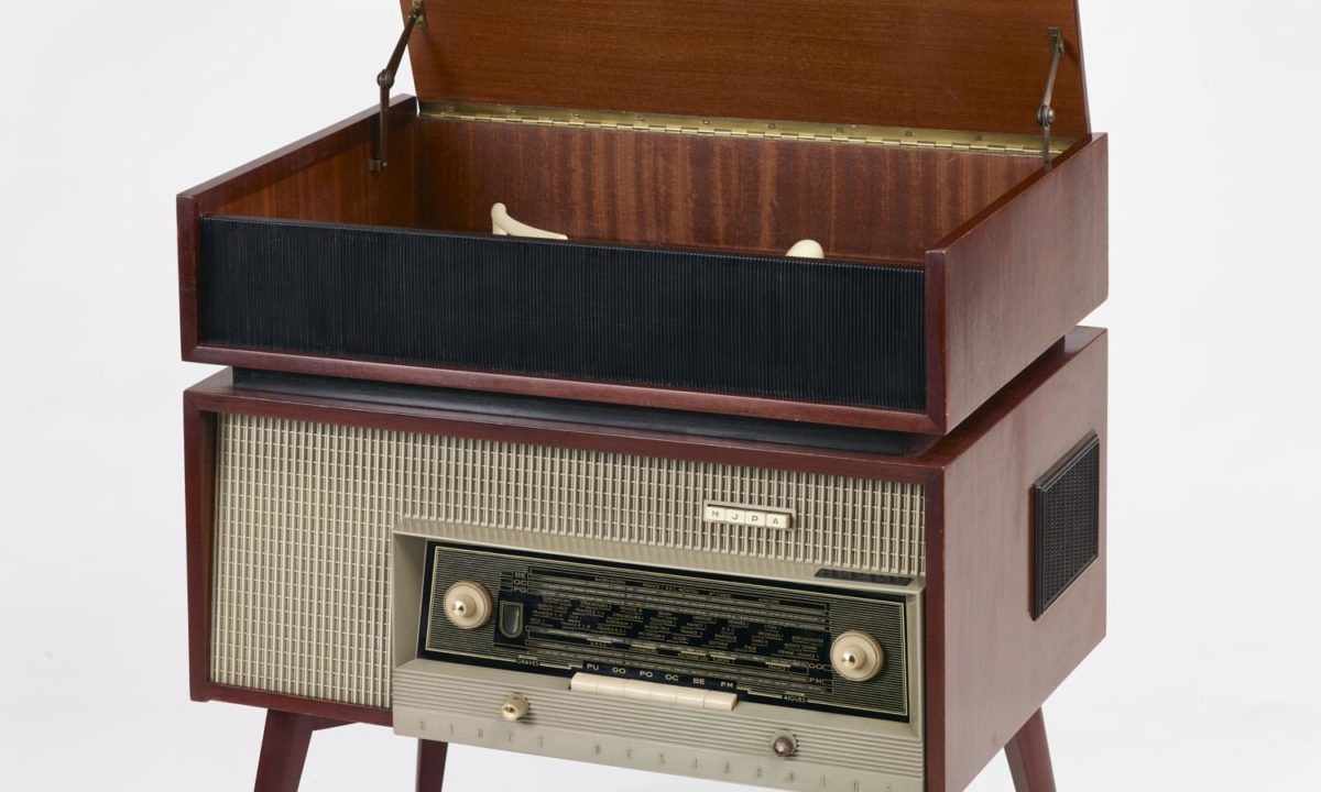 Meuble en bois combinant une radio et un tourne-disques dans la partie supérieure.