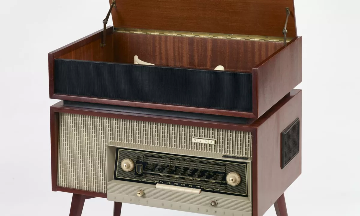 Fabricant : Ribet Desjardins. Collection Saint-Nazaire Agglomération Tourisme – Écomusée. Cliché : Agathe Doufils. Meuble en bois combinant une radio et un tourne-disques dans la partie supérieure.