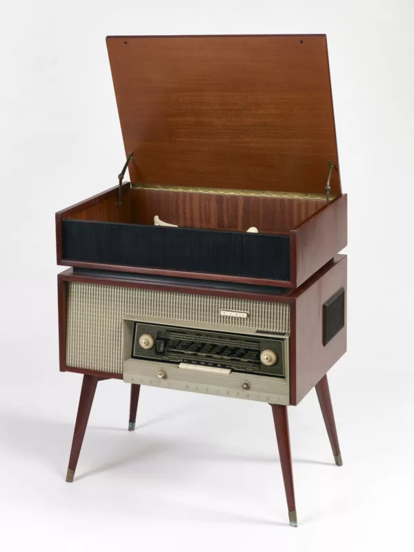 Fabricant : Ribet Desjardins. Collection Saint-Nazaire Agglomération Tourisme – Écomusée. Cliché : Agathe Doufils. Meuble en bois combinant une radio et un tourne-disques dans la partie supérieure.