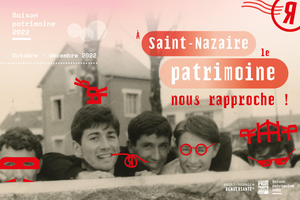 Couverture de la brochure de la Saison patrimoine automne-hiver 2022 représentant cinq jeunes gens posant derrière un muret et devant une maison à Saint-Nazaire.