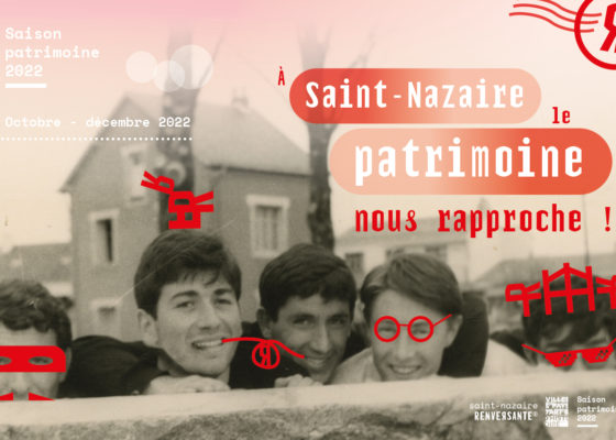 Couverture de la brochure de la Saison patrimoine automne-hiver 2022 représentant cinq jeunes gens posant derrière un muret et devant une maison à Saint-Nazaire.