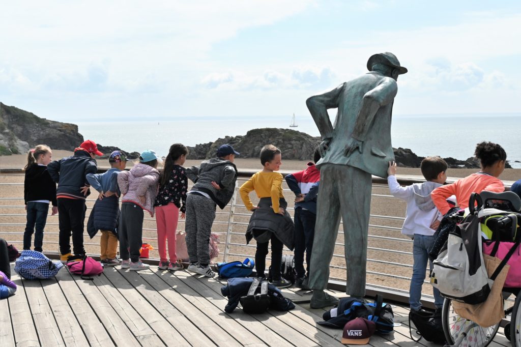 Des élèves prennent la pose de Monsieur Hulot lors d'une visite de scolaires à Saint-Marc-sur-Mer.