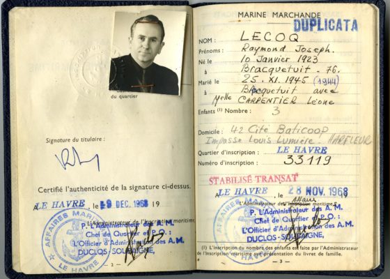 Double-page intérieur d'un livret professionnel maritime avec la photographie d'identité de son propriétaire, Raymond Le Coq et ses informations d'identification (nom, adresse...).