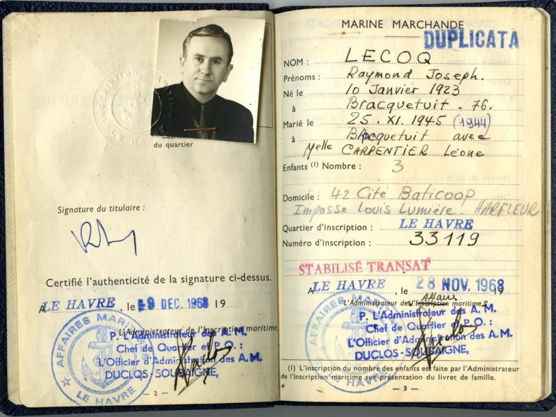 Double-page intérieur d'un livret professionnel maritime avec la photographie d'identité de son propriétaire, Raymond Le Coq et ses informations d'identification (nom, adresse...).