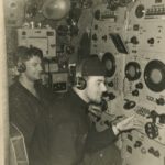 Photographie noir et blanc de deux sous-mariniers aux sonars dans le sous-marin Morse.