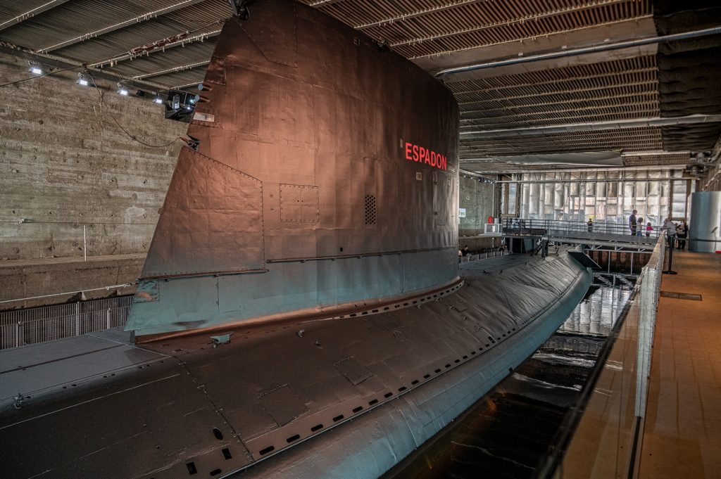 Sous-marin Espadon dans l'écluse fortifiée.