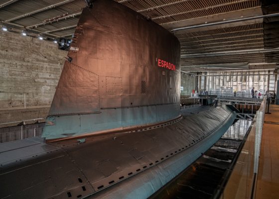 Sous-marin Espadon dans l'écluse fortifiée.