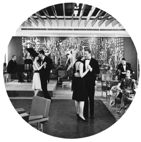 Des passagers dansent dans le fumoir deuxième classe du paquebot France (1962), décoré par Micheline Willemetz.