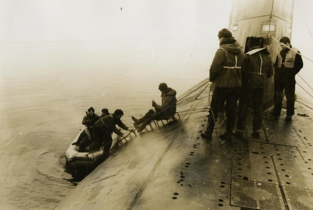 Des sous-mariniers posent un micro sur un sous-marin de type Narval lors de la mission Sauna.