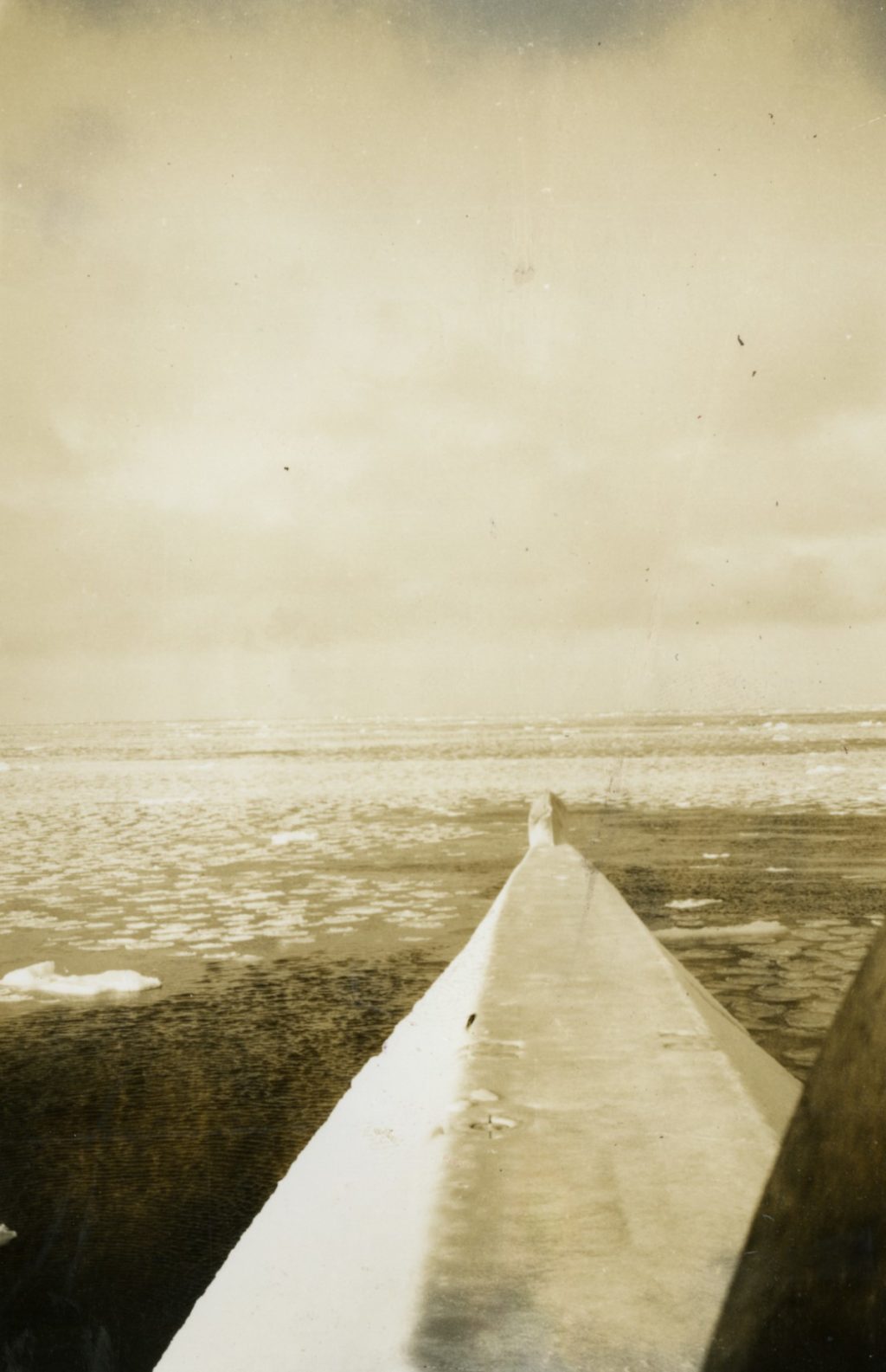 Vue sur l’océan Arctique depuis le sous-marin Narval lors de la mission Sauna en 1965.