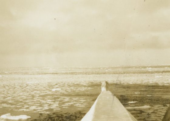 Vue sur l’océan Arctique depuis le sous-marin Narval lors de la mission Sauna en 1965.