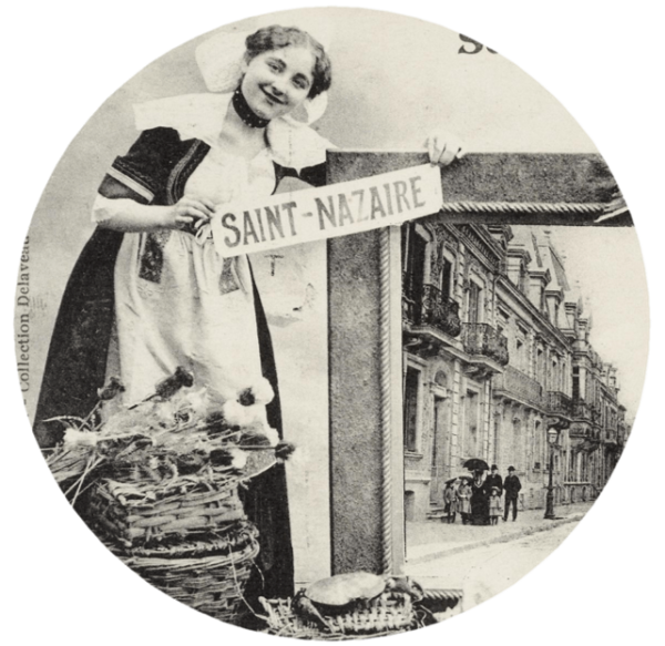Une jeune femme en tenue traditionnelle bretonne tient dans ses mains le nom de la ville de Saint-Nazaire. Elle prend appui sur un cadre de très grande taille dans lequel se trouve une photographie du boulevard de l'Océan et de la promenade du front de mer