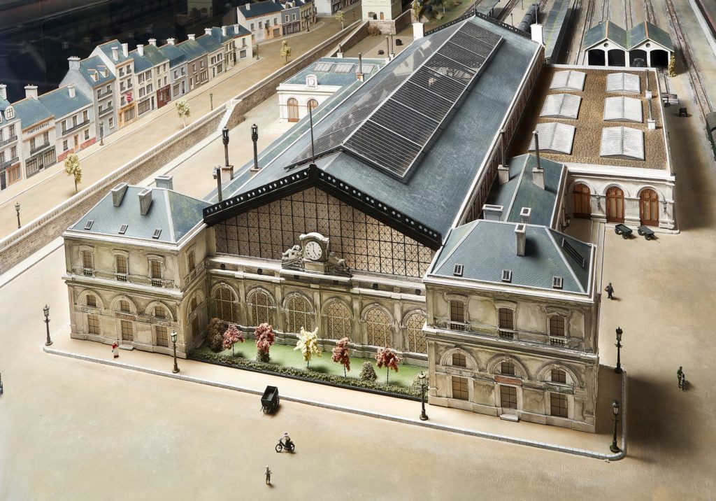 Maquette d'exposition représentant la façade de l'ancienne gare de Saint-Nazaire.