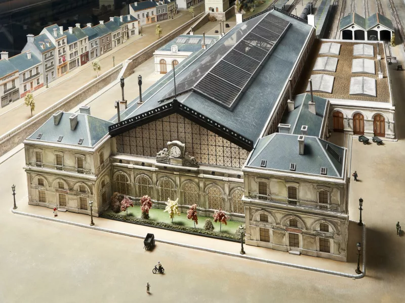 Maquette d'exposition représentant la façade de l'ancienne gare de Saint-Nazaire.