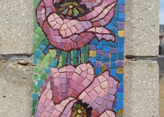 Photographe: Stéphanie Le Lu, Inventaire régional. Détail d'un décor du cimetière de la Briandais représentant un motif floral.
