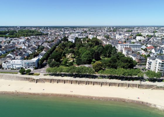 Photographe : René Bouvry. Ville de Saint-Nazaire. Vue aérienne du Jardin des Plantes depuis la mer