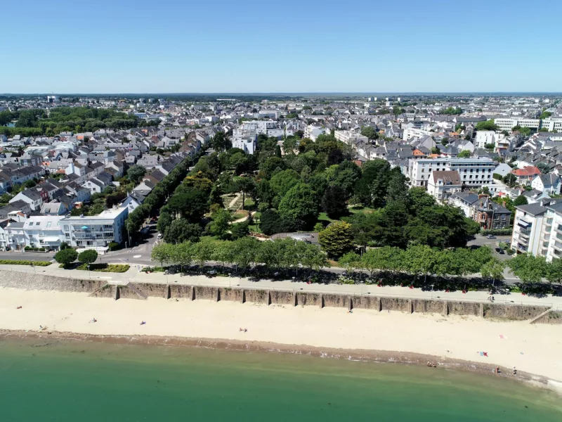 Photographe : René Bouvry. Ville de Saint-Nazaire. Vue aérienne du Jardin des Plantes depuis la mer