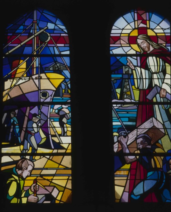 Vitraux de l'église Saint-Nazaire représentant des scènes de construction navale