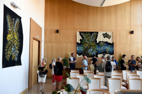 Visite de la salle des mariages de l'hôtel de ville de Saint-Nazaire, où sont présentées des tapisseries de Jean Picart Le Doux