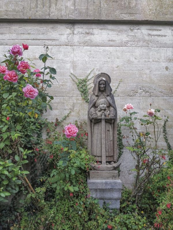 Statue de sainte Anne des Bretons par Henriette Porson