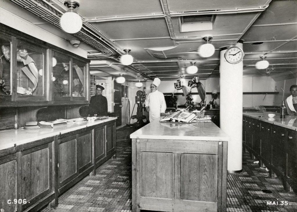 Des pâtissiers-confiseurs sont dans les cuisines du paquebot Normandie (1935).