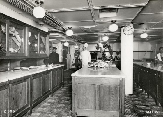 Photographe : inconnu. Collection Saint-Nazaire Agglomération Tourisme - Écomusée. Fonds Chantiers de l’Atlantique. Des pâtissiers-confiseurs sont dans les cuisines du paquebot Normandie (1935).