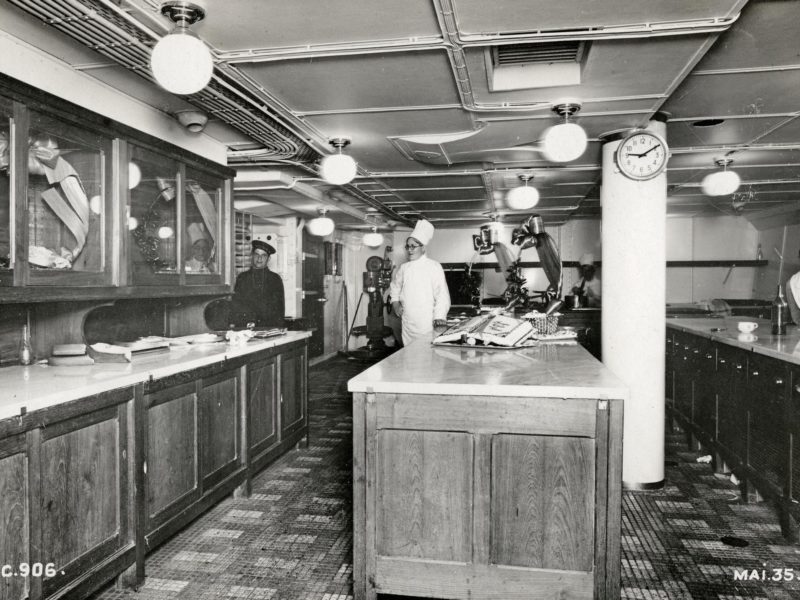 Des pâtissiers-confiseurs sont dans les cuisines du paquebot Normandie (1935).