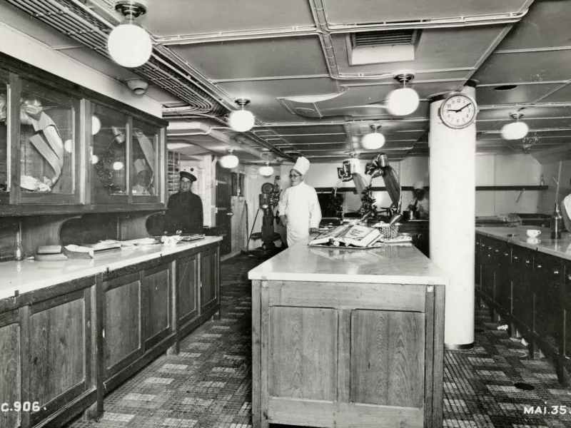 Photographe : inconnu. Collection Saint-Nazaire Agglomération Tourisme - Écomusée. Fonds Chantiers de l’Atlantique. Des pâtissiers-confiseurs sont dans les cuisines du paquebot Normandie (1935).