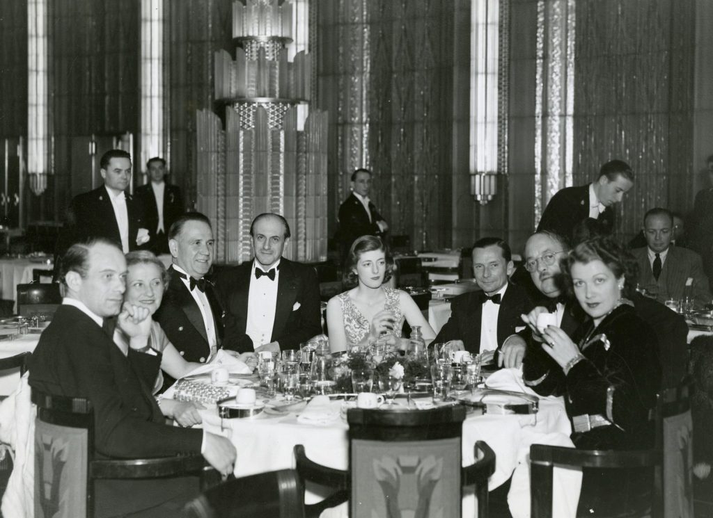 Des passagers lors d'un repas dans la salle à manger 1re classe du paquebot Normandie (1935)